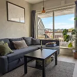 Spacious And Cozy Study Apartment With Balcony