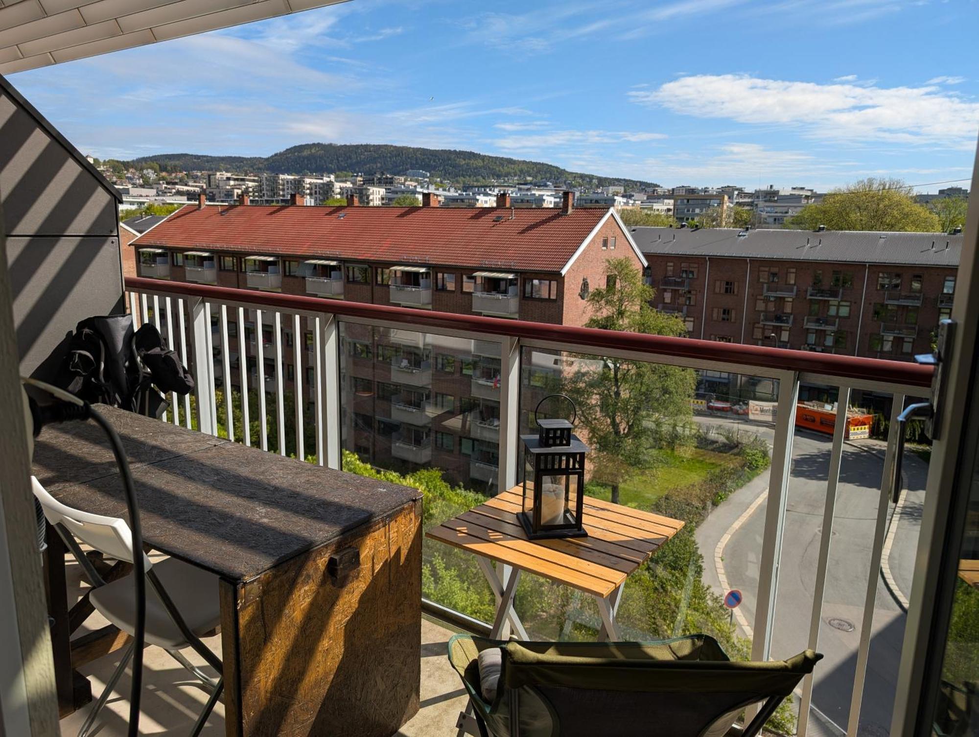 Spacious And Cozy Study With Balcony
