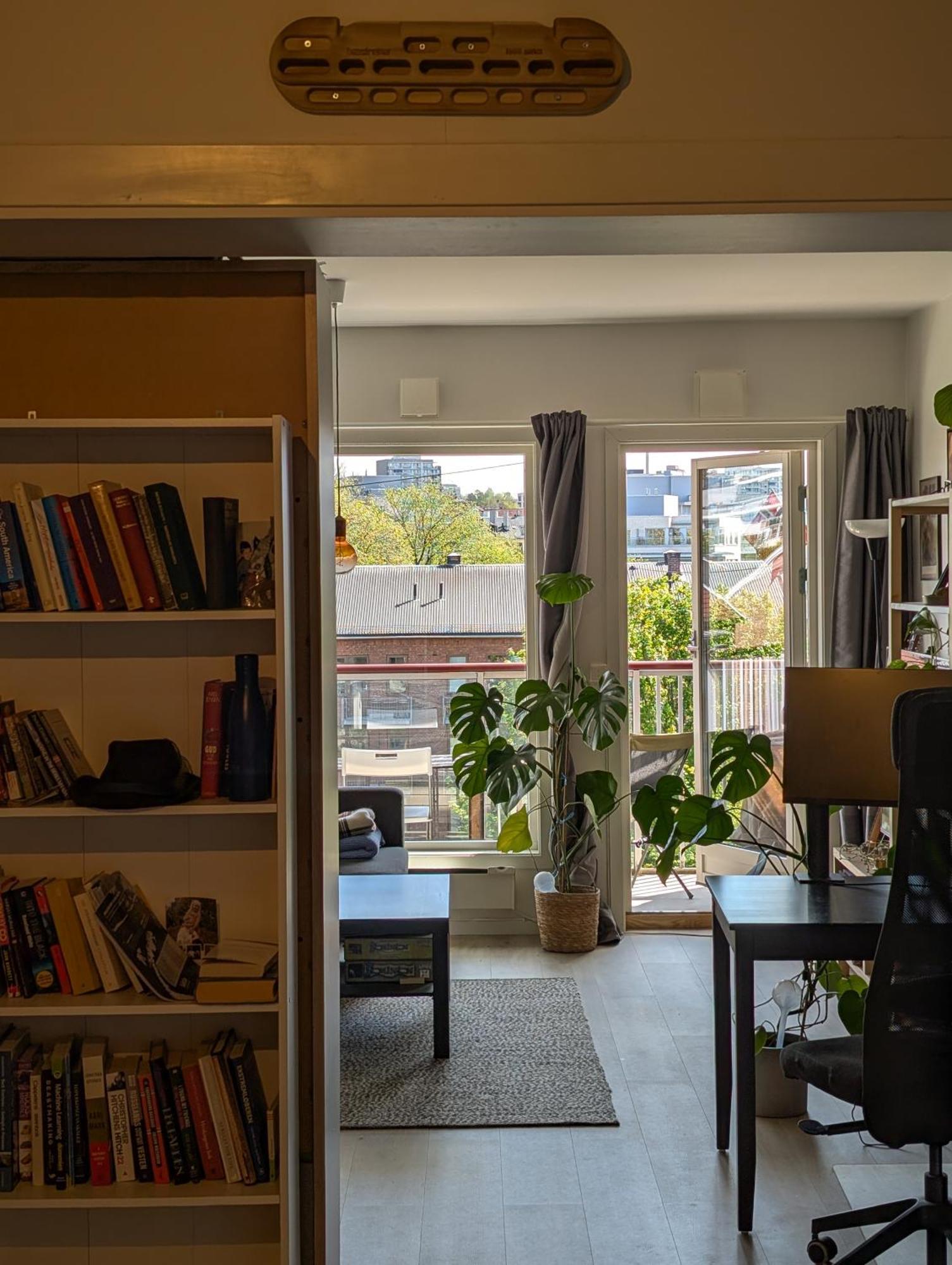 Spacious And Cozy Study With Balcony *